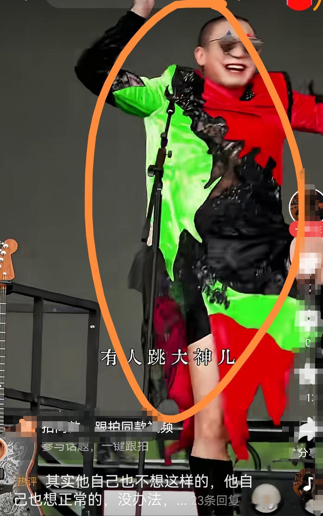 牛鬼蛇神，还有人跳大绳！