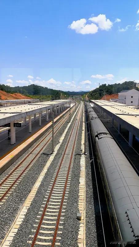 2021年中国和老挝高铁正式开通！为什么中国愿意和老挝修通高铁，但是2026年的