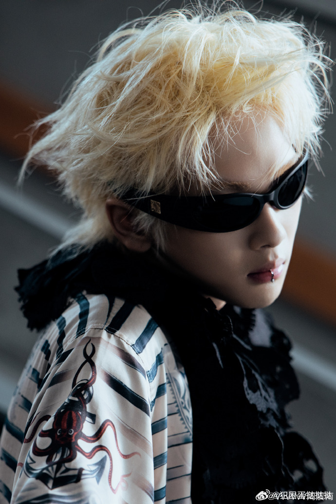 来看娱乐周震南唇环适配度周震南新造型有点小叛逆唇环一戴气场全开！周震南新造型又潮