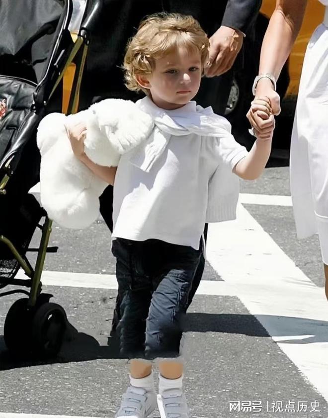 他是谁？世界名人，无人不知无人不晓！

小气候的他，真的很漂亮，像个洋娃娃！
