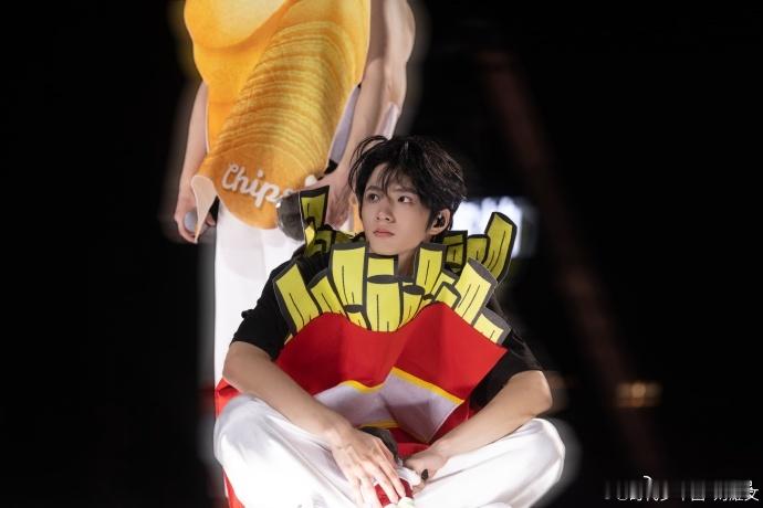 #刘耀文谢谢线上线下的好朋友们##刘耀文见面就很开心#刘耀文的表演充满激情，让人