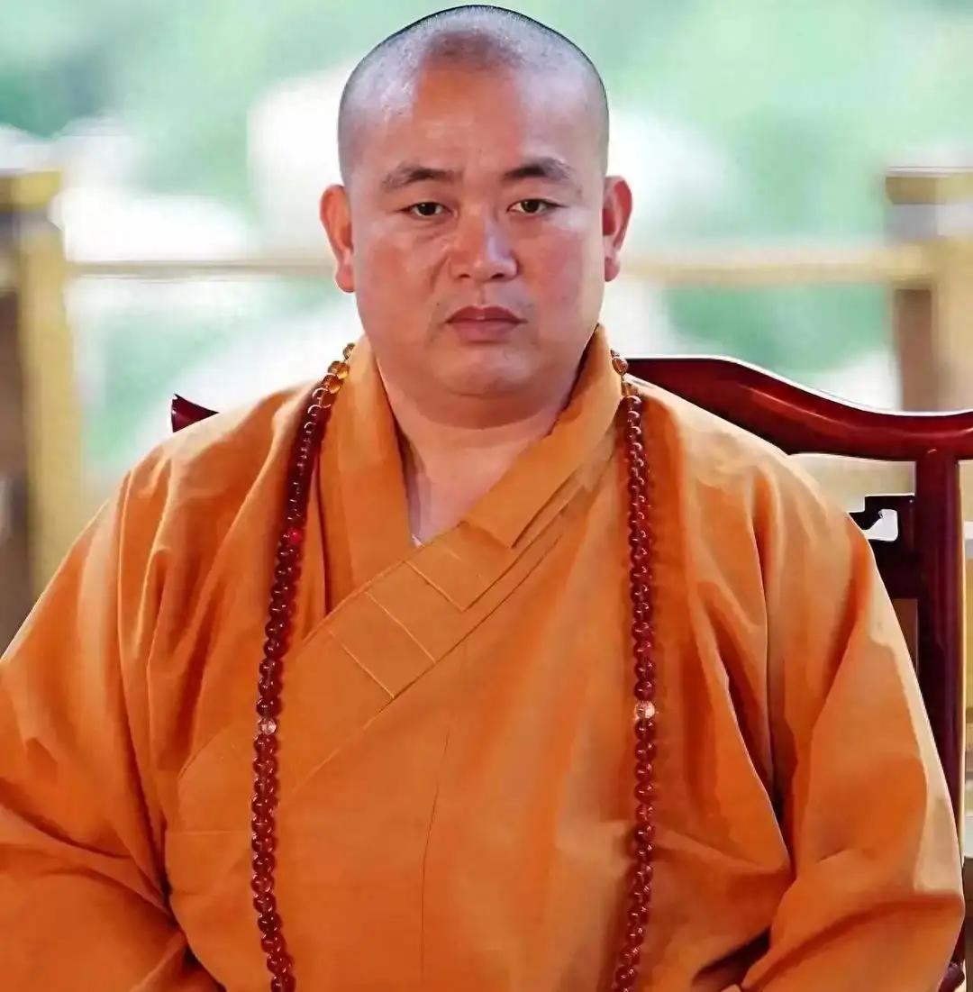 原先只是怀疑他有问题，现在法院都定性了，他确实不用被怀疑了，和尚，从古至今都被人