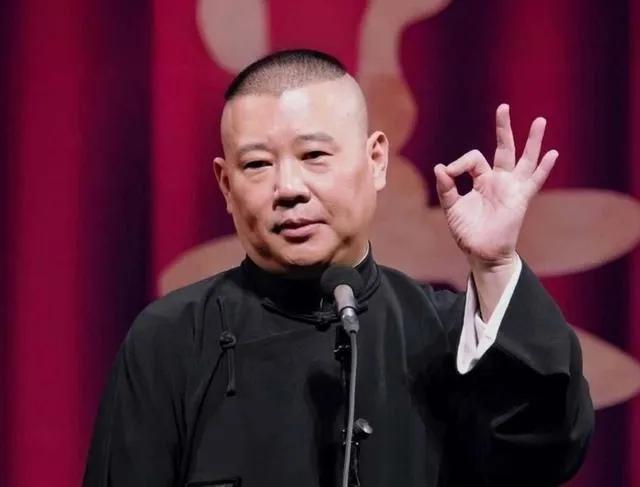 德云社相声演员郭德纲，还张嘴“风雨江湖”，闭口“人情世故”，把自己伪装成大佬，他