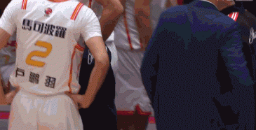 鹏这崴脚太突然了，回退踩到队友真的没办法，希望只是轻微扭伤，老队长可经不起再一次