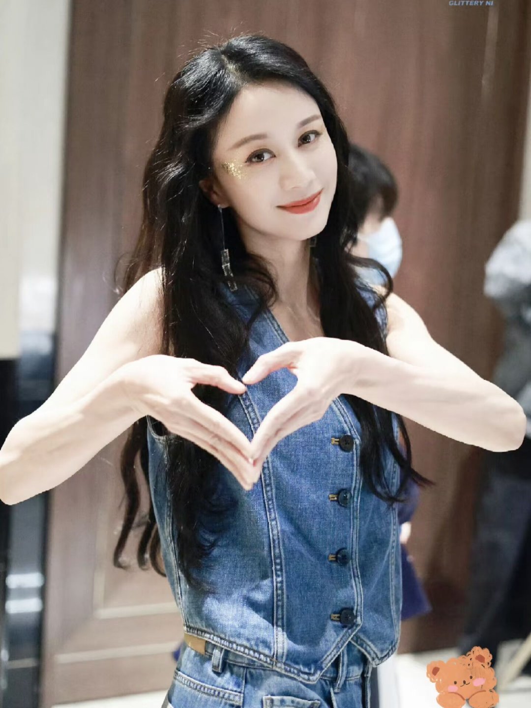 倪虹洁室内抽烟倪虹洁录制奔跑吧抽烟奔跑吧泉州路透 近日，网上流传一段现场路透画面