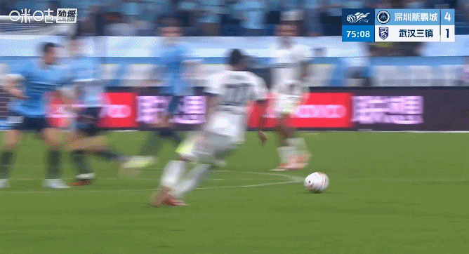 深圳新鹏城vs武汉三镇阿德里亚诺危险铲动作，两黄变一红被罚下！本不富裕的武汉三镇