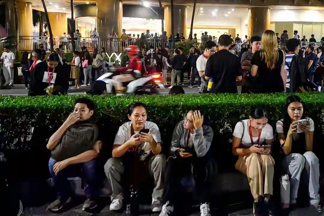 菲律宾地震，处理不当搞的民不聊生，也没看到美国主子去帮忙[笑cry][笑cry]