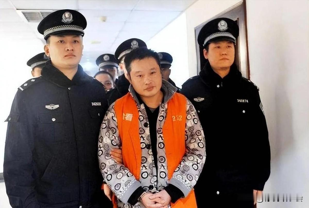 死刑犯行刑时换上草绳捆绑脖子有不少原因。
草绳比手铐更能限制犯人的活动，枪决时犯