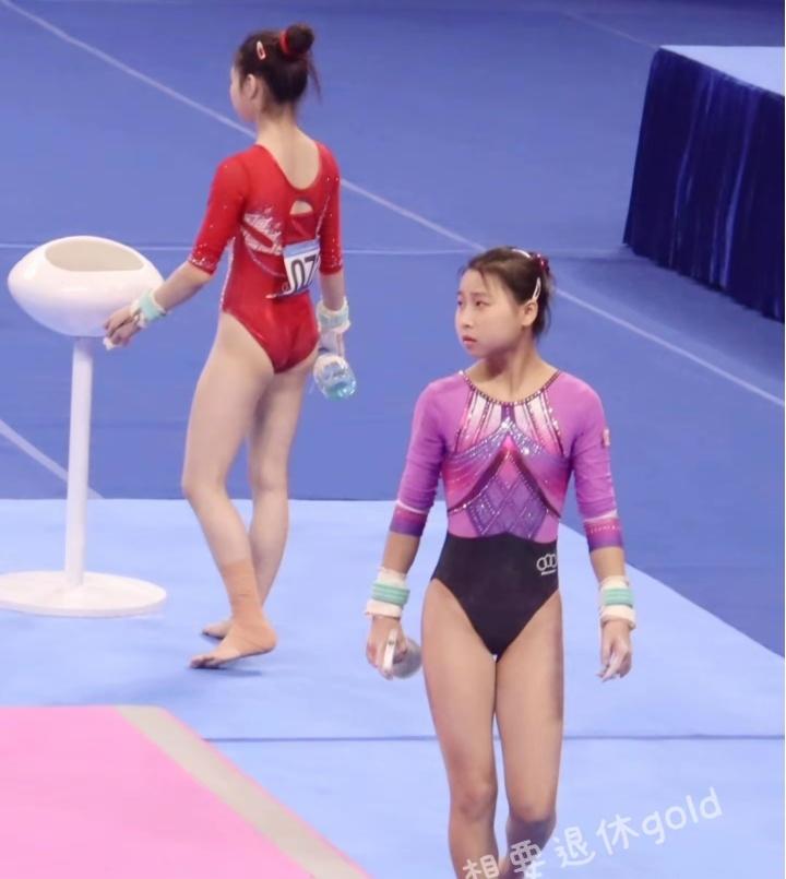 两位小选手在比赛准备中。分享美景图片壁纸 为什么女生笑起来都那么好看 治愈美景照