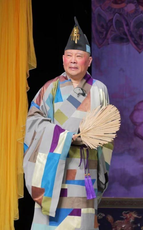 郭德纲这次舆情，真应了他自己的台词：能受苦乃为志士，肯吃亏不是痴人。一贵一贱，交