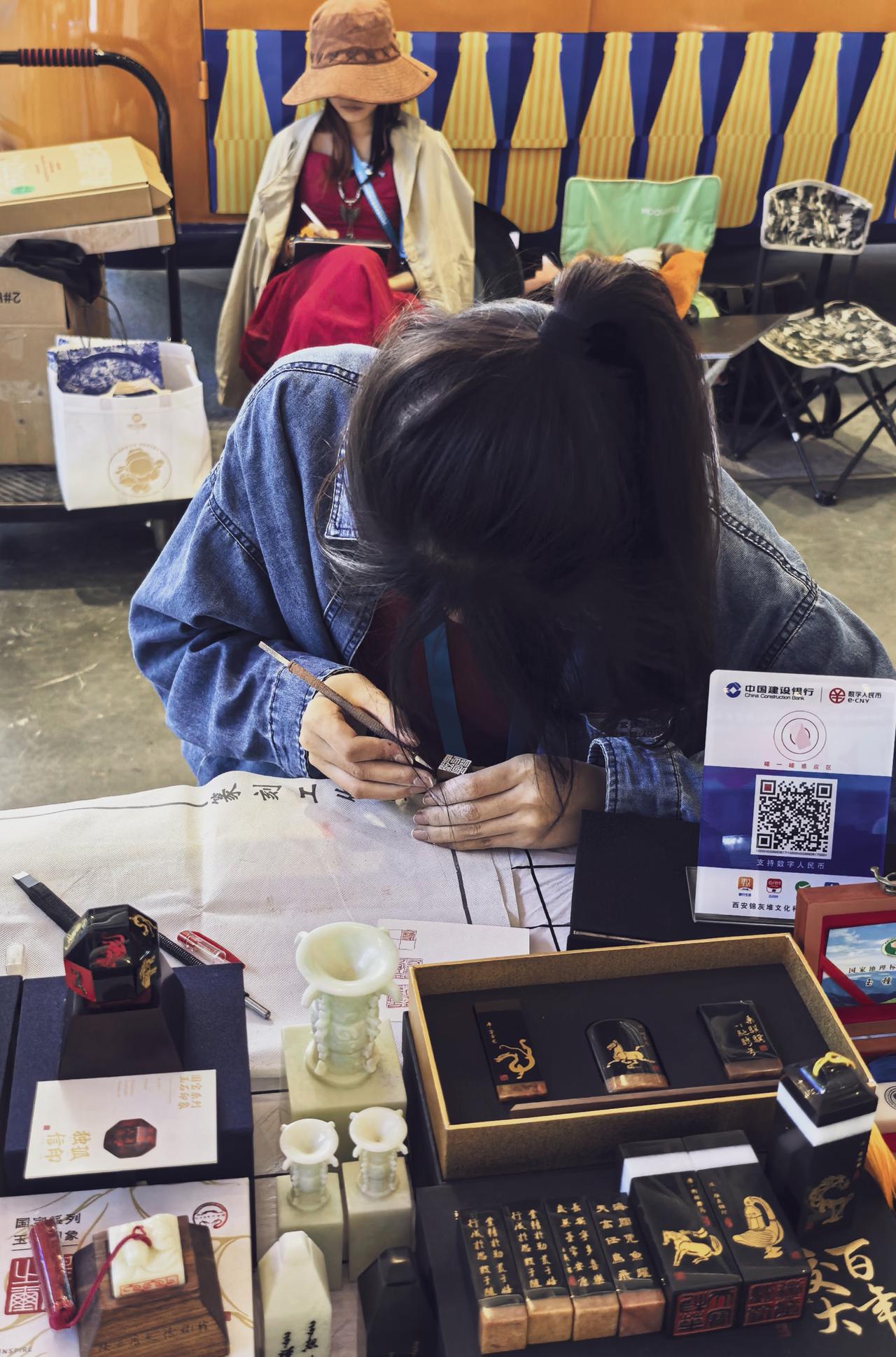 00后把非遗印章，用刻刀变成了“数字文物”，扫一下就能收藏千年。她指尖刻刀刚停，