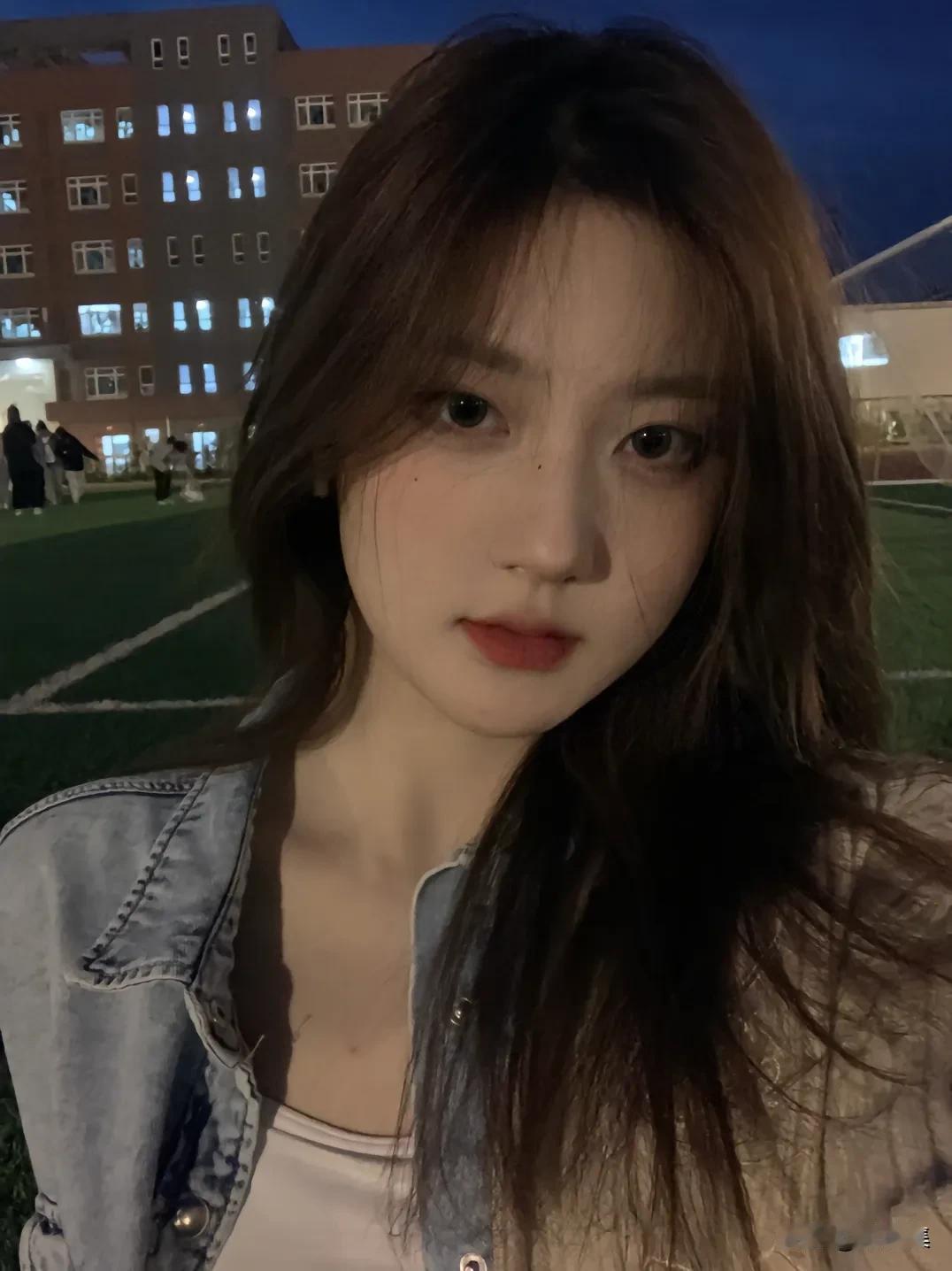 夜晚秋日校园漫步，青春洋溢的气息[比心][比心][比心]