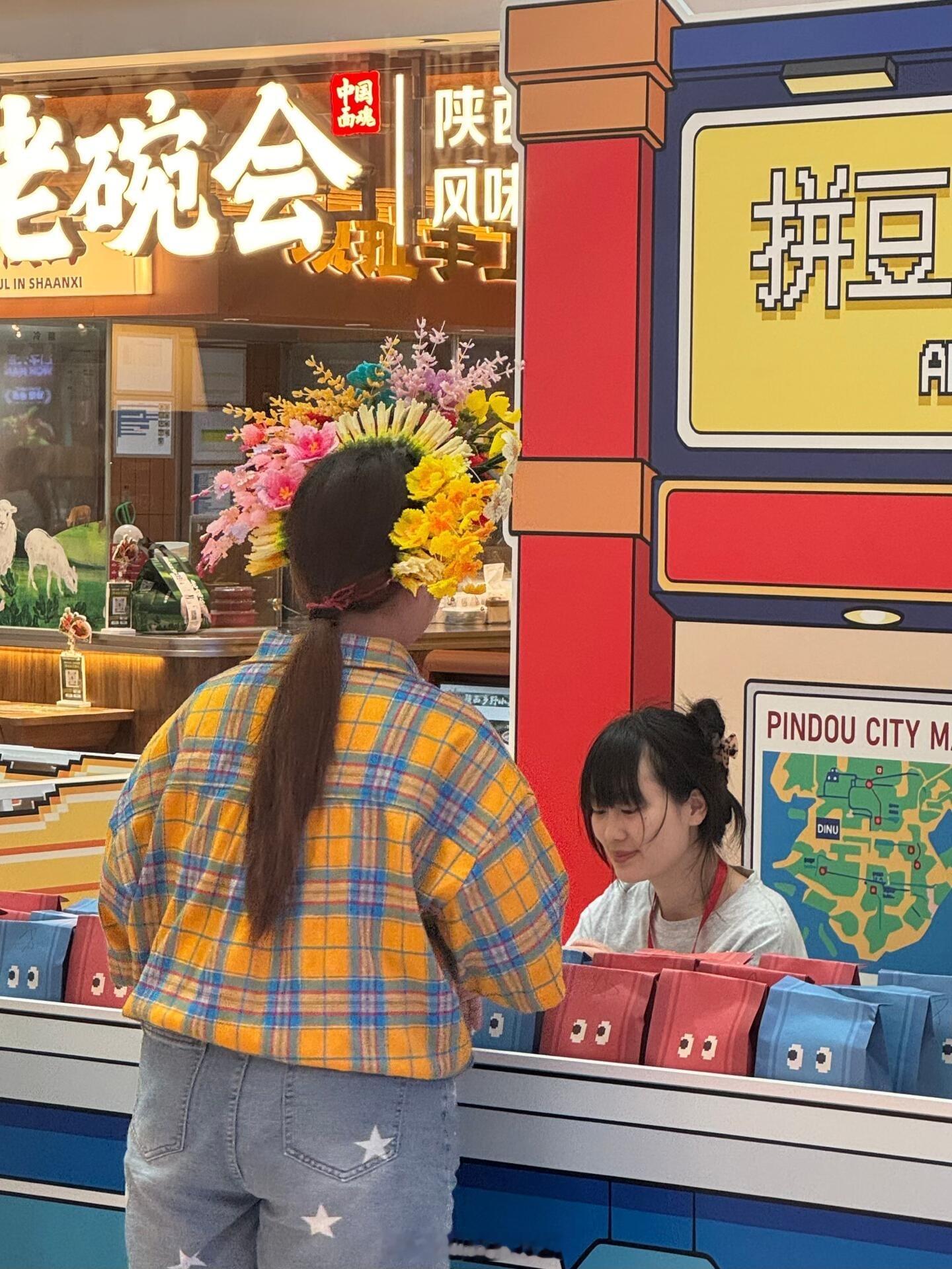 上海爷奶把拼豆戴成高定了不止年轻人热衷，八旬老人也乐在其中。架起老花镜用心创作，