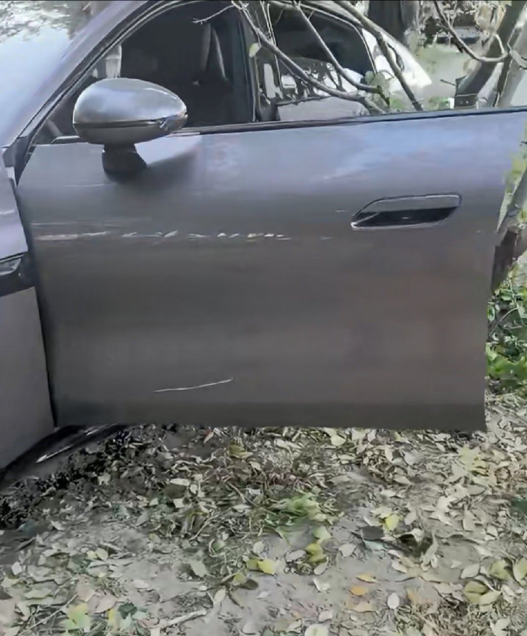 小米汽车高速撞树后驾驶员安全撞成这样，驾驶室还算完整，没爆炸、没燃烧，而且人没事