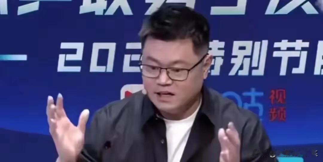 侯英超解说今晚莎莎这场比赛为什么赢的这么难？
第一是申裕斌是反手生胶打法，
并且