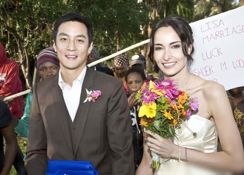 48岁的吴彦祖老婆，放着好日子不过，隐退13年突然杀回来，还真不是为了钱。
你