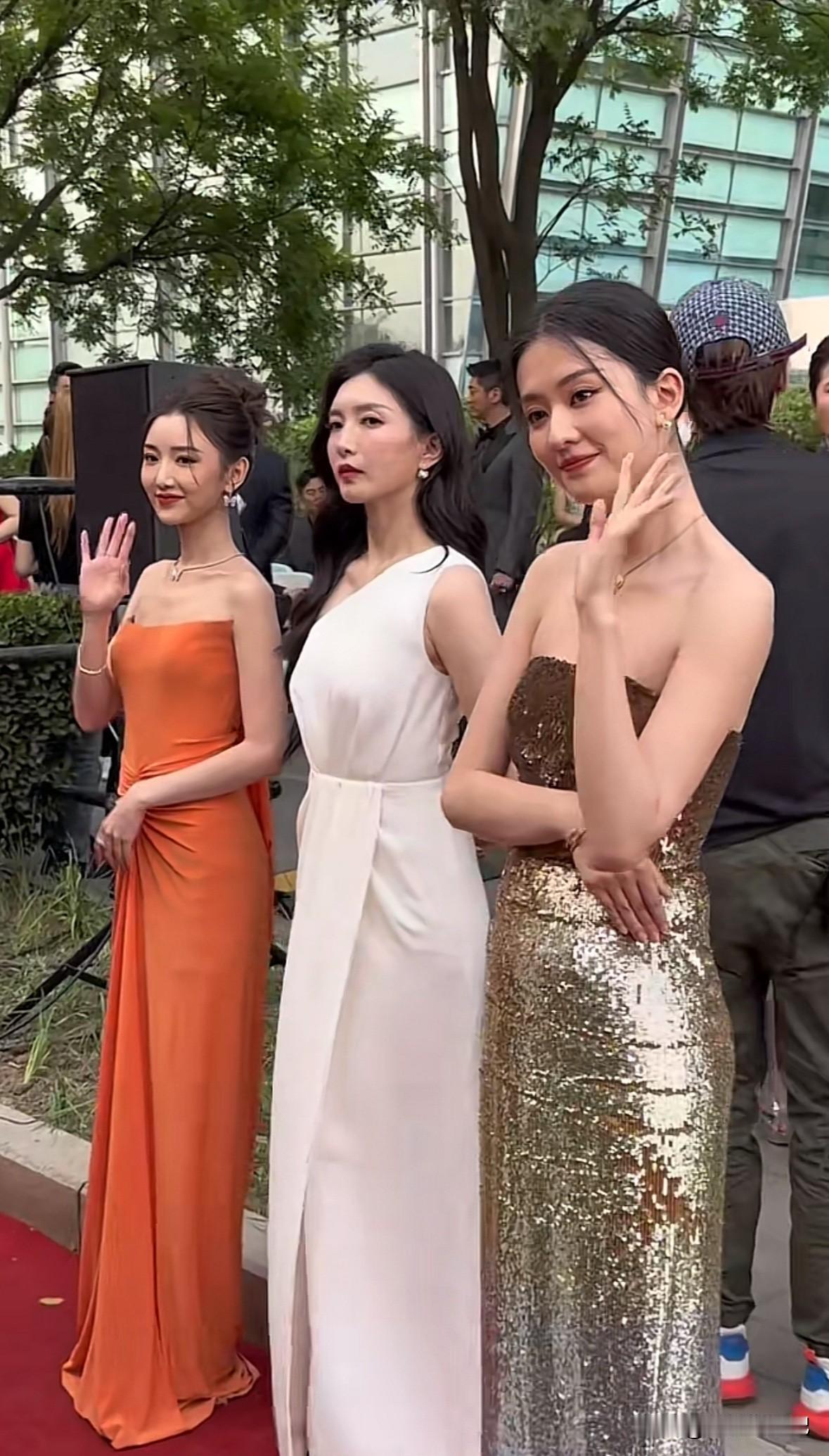 三位女神穿着精致的礼服，一个比一个漂亮！