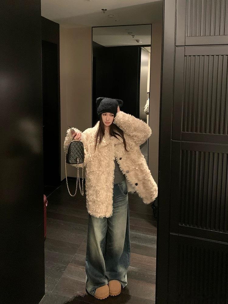 再来一款翻领仿皮草外套🧸整体线条感很流畅 带来休闲松弛感的秋冬穿搭 自带卷毛效