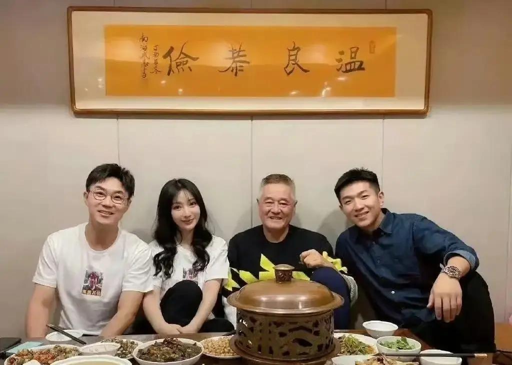 大鹏把师父照片当屏保，公交卡背面写“师父”，赵本山七十寿宴他托人把红包原封退回去