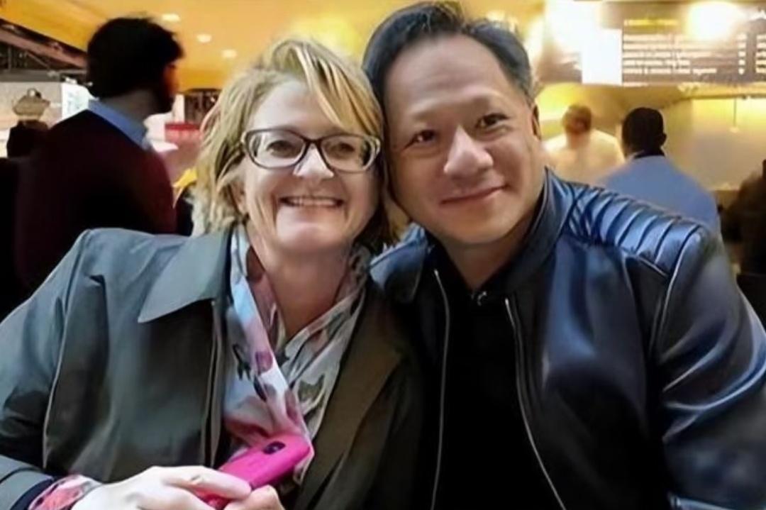 不查不知道，一查我笑了
原来，黄仁勋就靠这一句话
让初恋变成了老婆！


你猜是