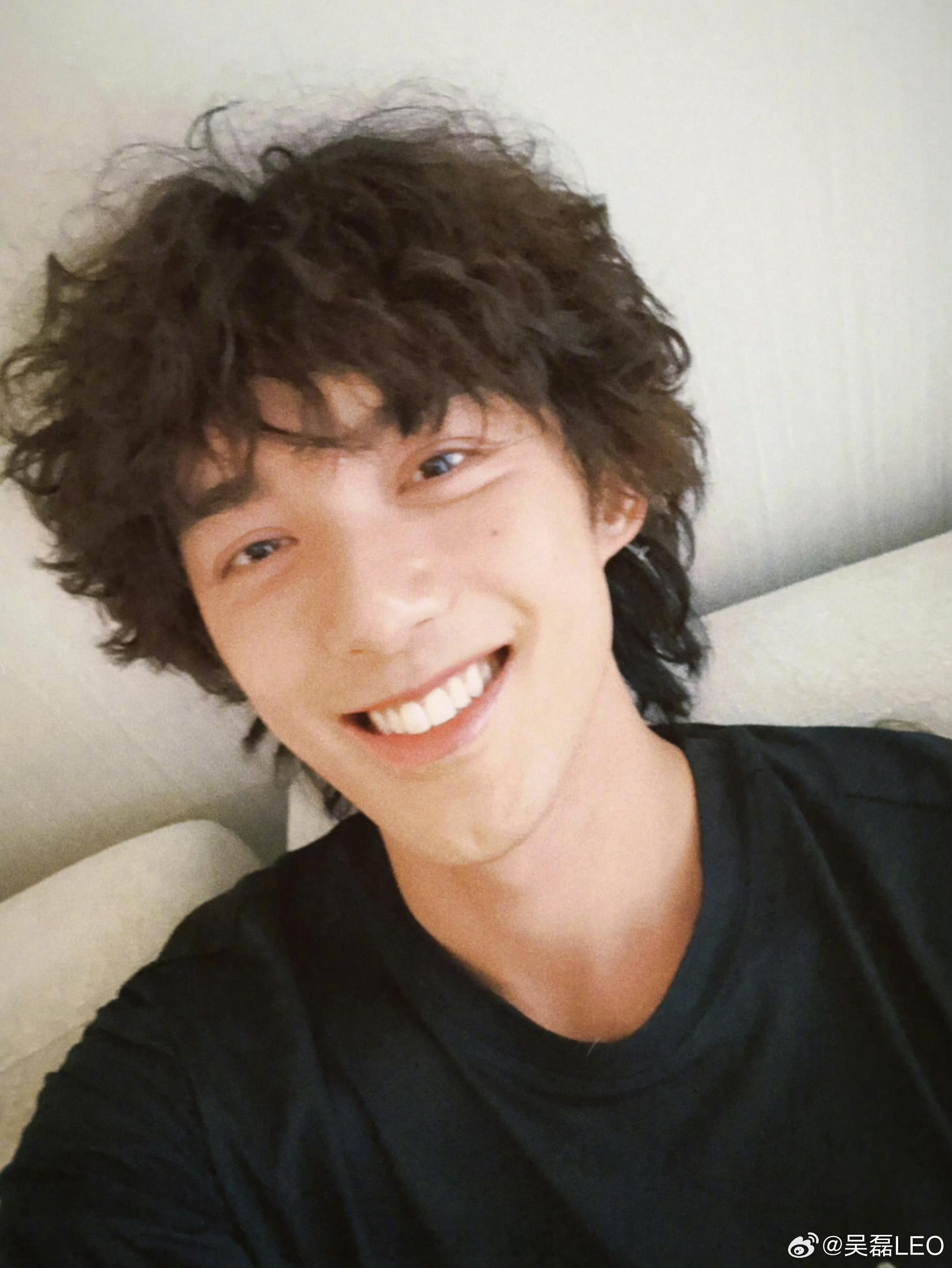 羊毛卷吴磊真的超好看，一整个花美男。 ​​​