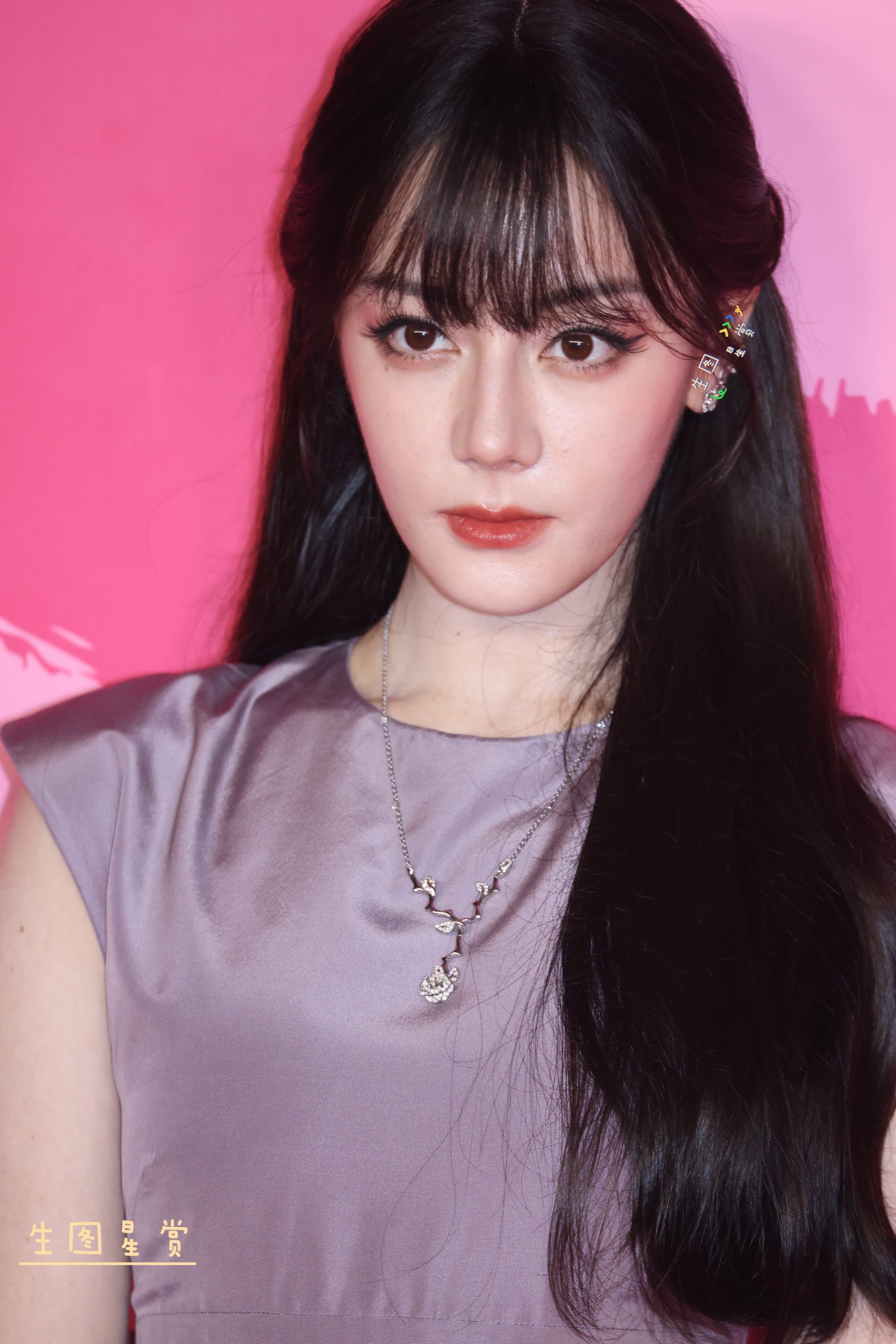 猫系公主迪丽热巴侧颜封神高挺的鼻梁天然优越[期待]👸🏻迪丽热巴迪奥大使合影站