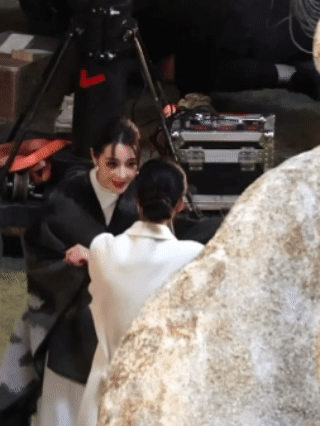 新剧路透，她饰演的“卫蓝A”气场全开！把玩刀柄时的漫不经心，脸上带着玩味的笑意，