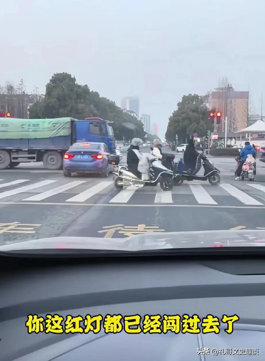这样停车有意义吗？在路过红绿灯的时候，看到一辆车停在了路中间。可能是过红灯的时候