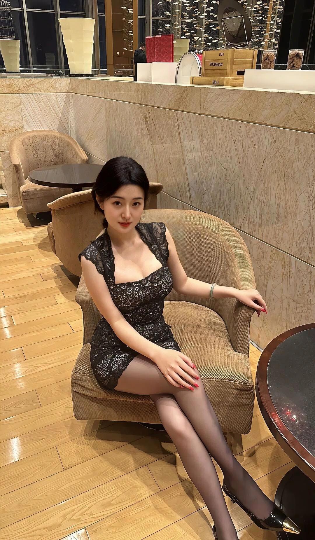 从不觉得精致的妆容和造型可以帮助我  反而更加自然的自己  有点瑕疵也没关系  