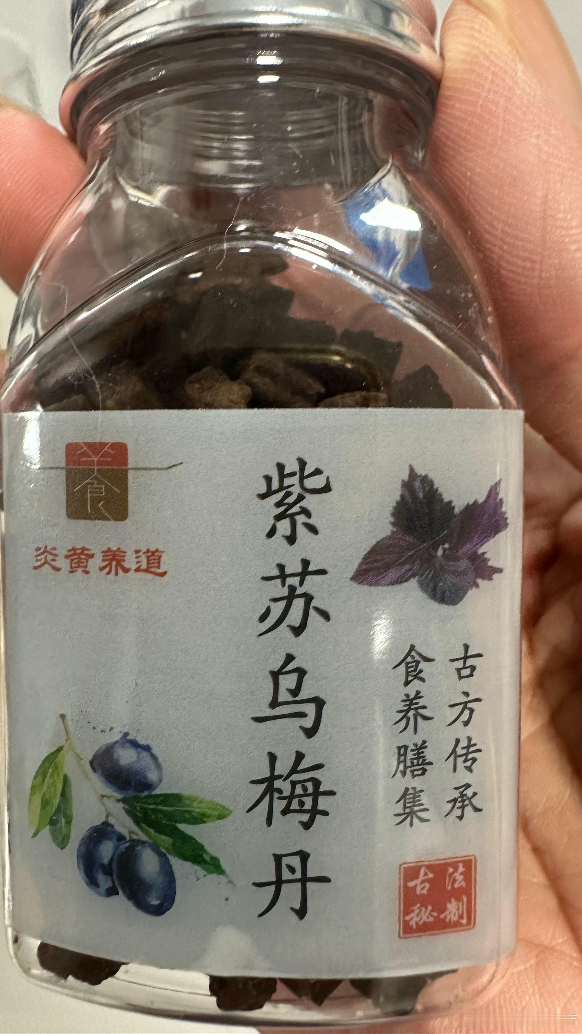 晒一晒最近收到的礼物：林继凡老师的马年邮集，有他的剧照和绘画作品（图一～图四），