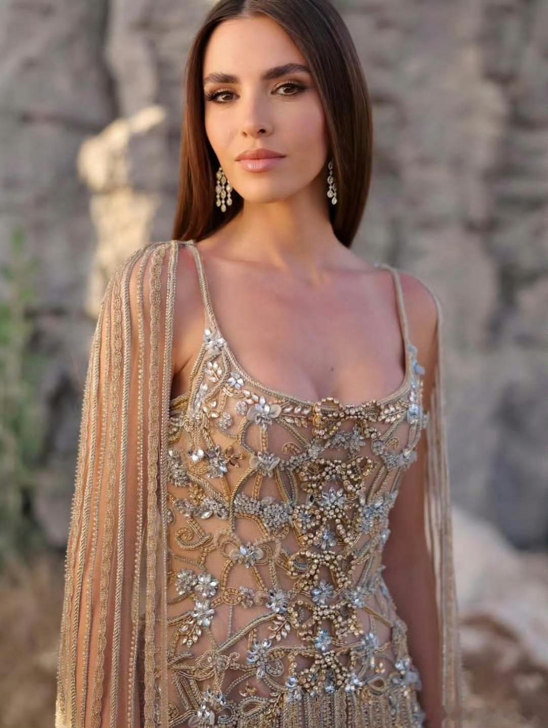 Elie Saab 25秋冬这套全球首穿也曝光了，由Elie Saab小儿媳提前