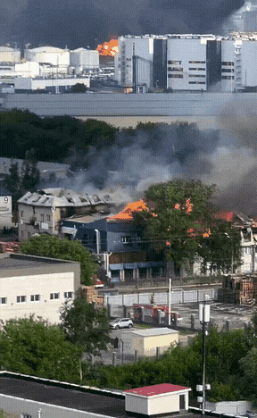 浓浓黑烟遮天蔽日，警笛声不绝于耳！

乌克兰无人机继续在俄本土肆虐，场景就像是电