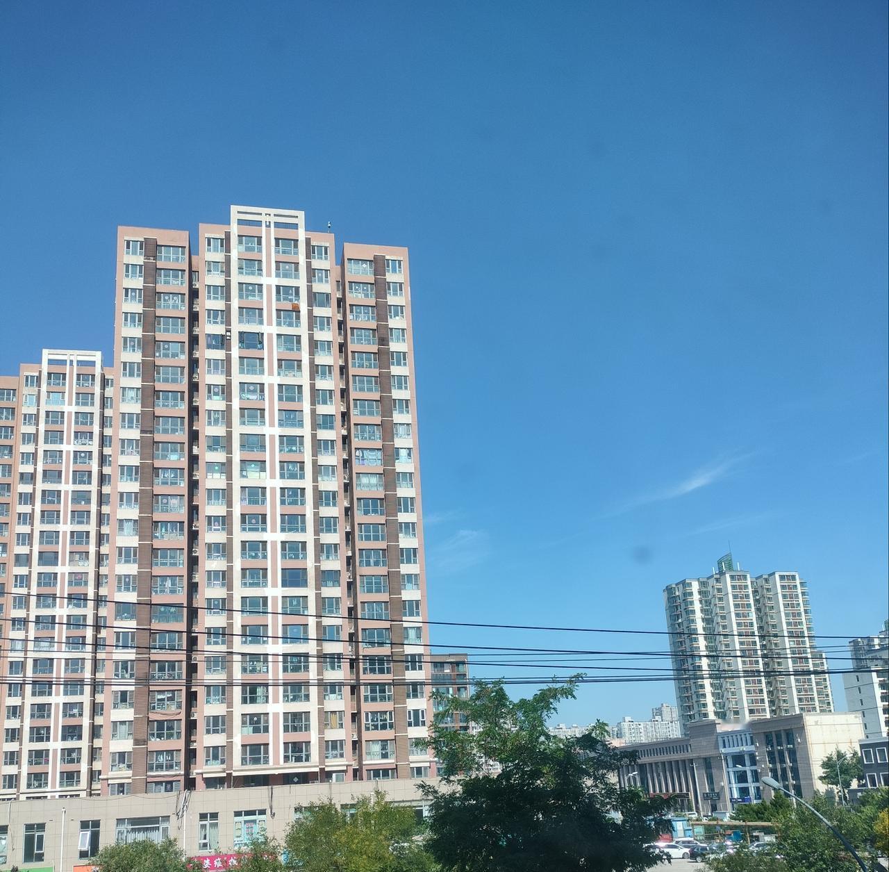 天天拍天空，发现了一个规律，只有在秋天，天气晴朗，才可以拍到这样纯蓝色的天空，这