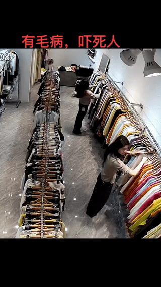 奇葩男子竟然来到女装店里骚扰女顾客！
女顾客受到男子惊吓后，女店主呵斥男子赶快离