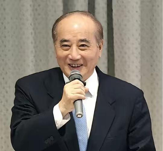 一向蓝皮绿骨，左右摇摆的王金平居然放话支持统一了！是人之老亦，其言也善？还是看出