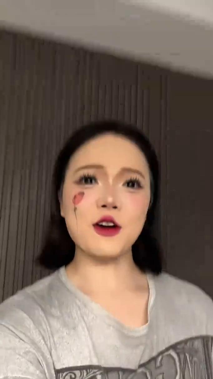 挑战一下，只能换一笔，像不像一朵花？再加一点点红色的眼影，还是像一朵花的。自然光