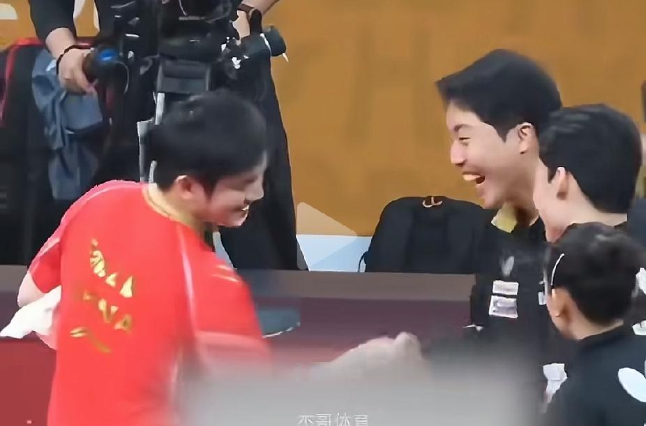 有时候韩国人也挺可爱的，这个把慕强刻进骨子里的韩国队，不懂中式的饭圈文化，只服强