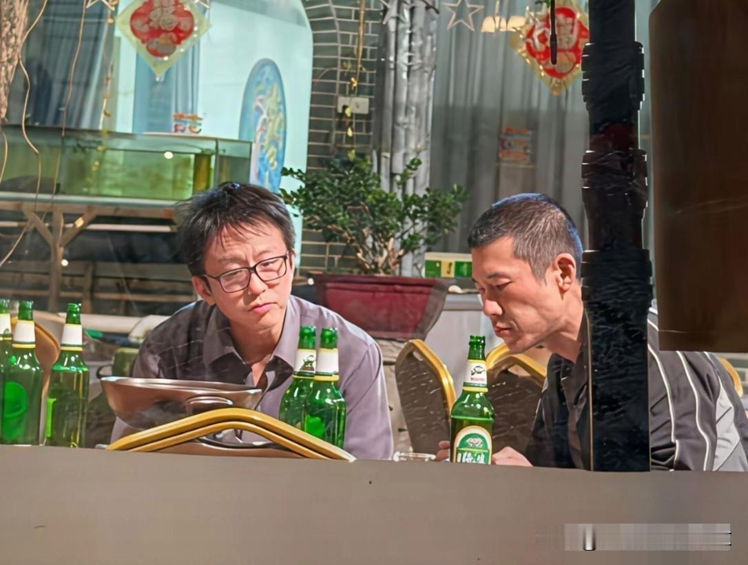 47岁的邓超喝着小酒，没有带孙俪一起，安安静静地跟朋友聊天，生活比较惬意幸福。