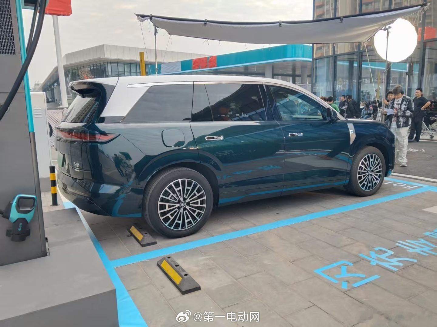 网上曝光了比亚迪唐系列新车的无伪装实车照片，车牌处写有“大唐”字样，预计为比亚迪