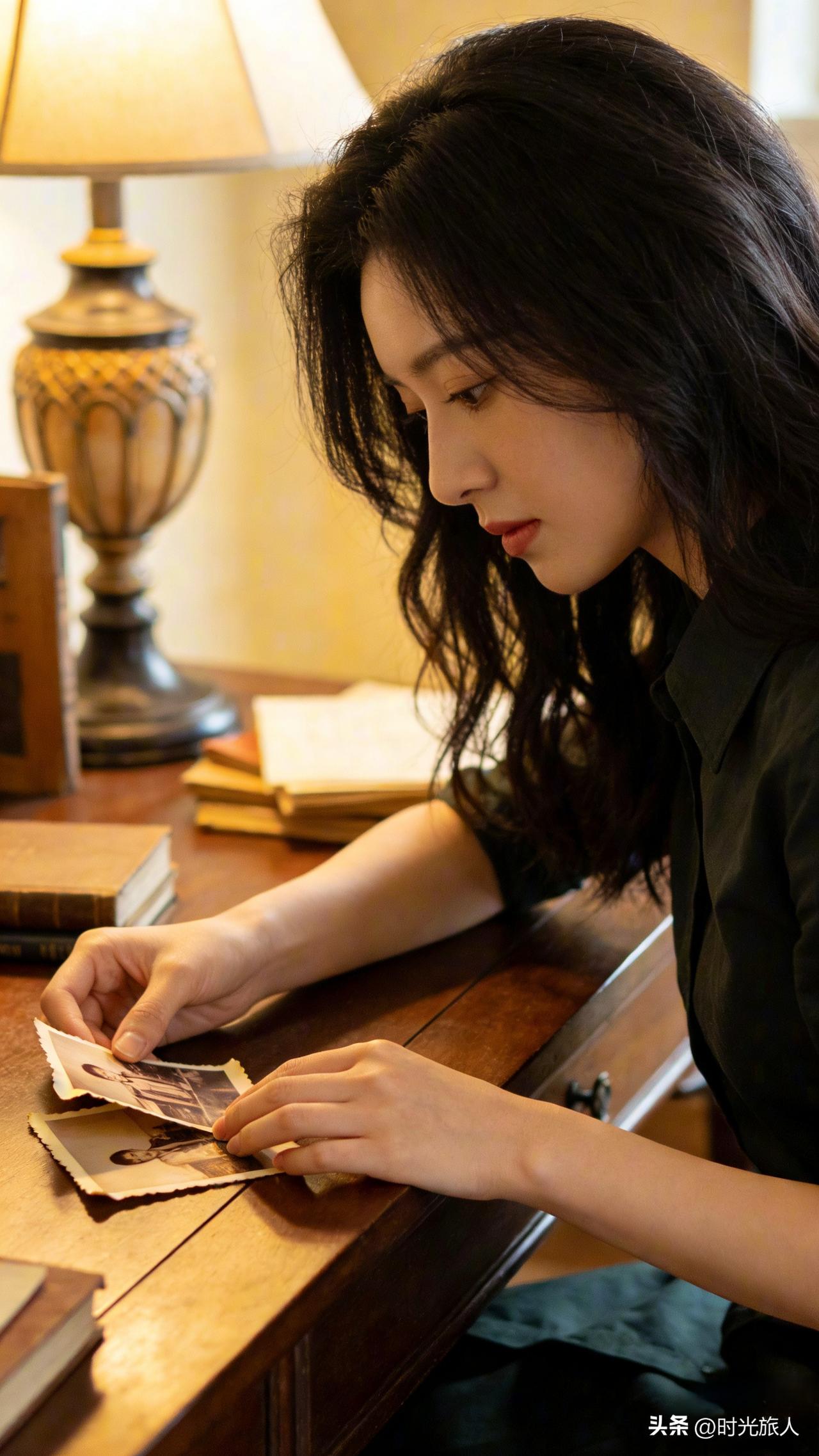 今天翻旧照片，忽然就感慨起来，
随手写了一句上联，
翻来覆去想对句，总觉得少点味