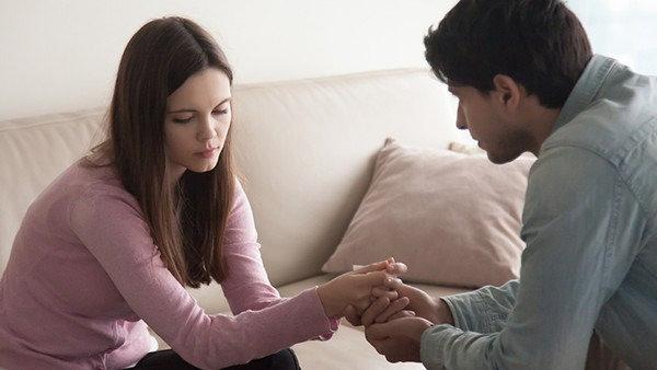 王小姐刚结婚那天就闹出一出笑话，和婆家吵架后，她连夜搬回了娘家。
她的父母一头雾