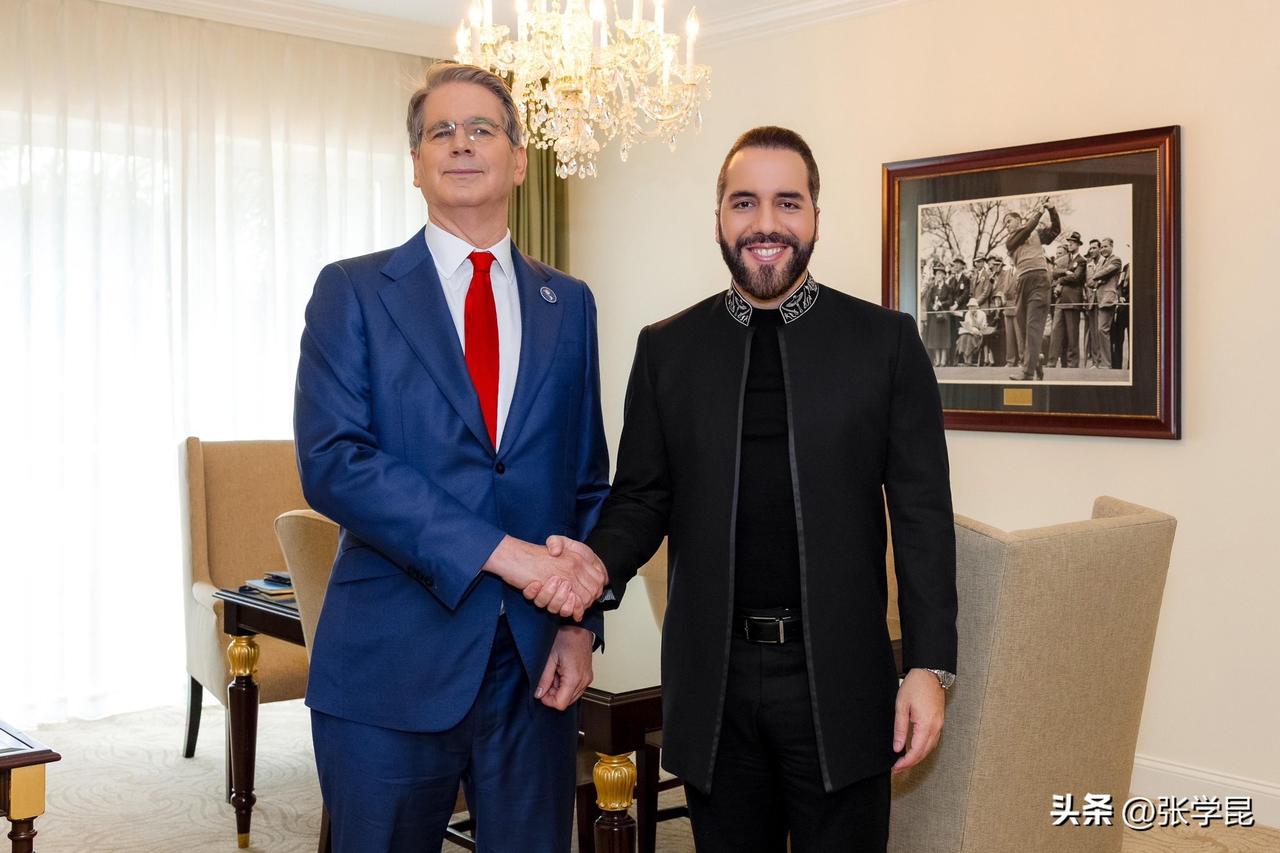 美国财政部长贝森特今天发文说：“今天很高兴在佛罗里达州多拉尔举行的‘美洲之盾’峰