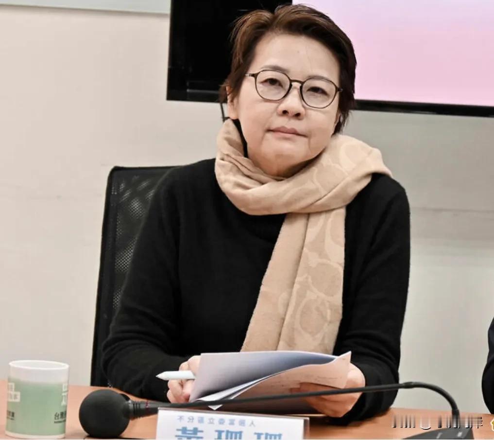 黄姗姗这回躲不过去了，必须面对双重党籍的问题。针对民众党前秘书长谢立功日前炮轰黄