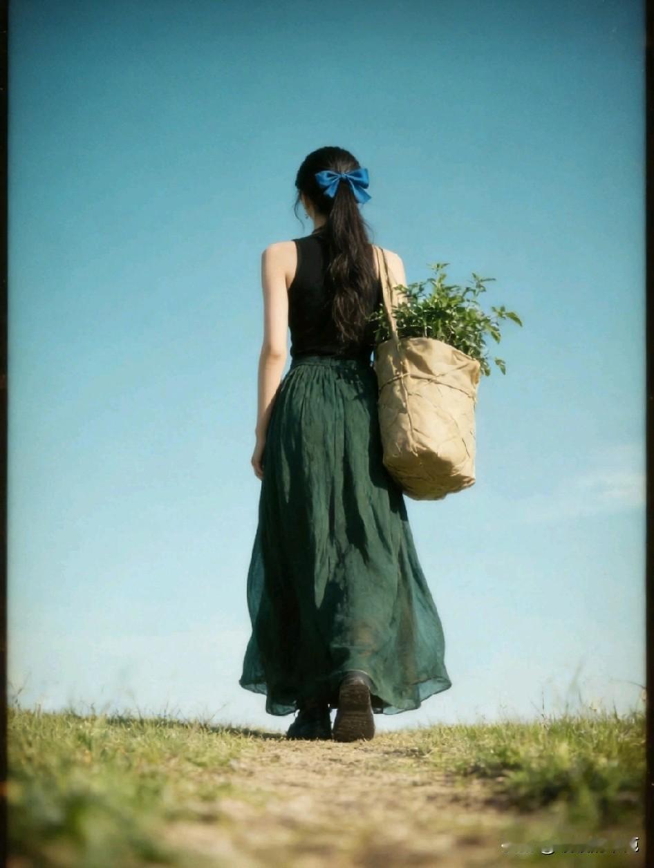 人生最好的状态，眼里写满故事，脸上不见风霜，心有山海，静而无争。

人总要有些到