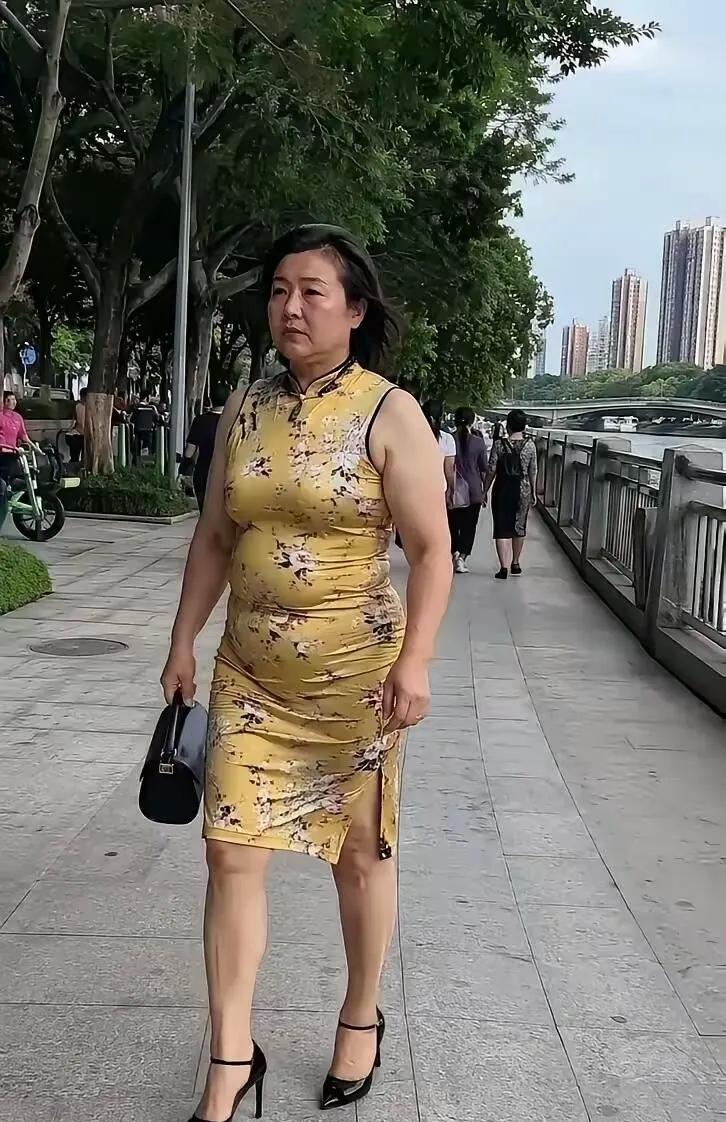 旗袍为国粹服饰，身材曼妙者着之，能尽显气质韵味，将东方女性之美展现得淋漓尽致。然