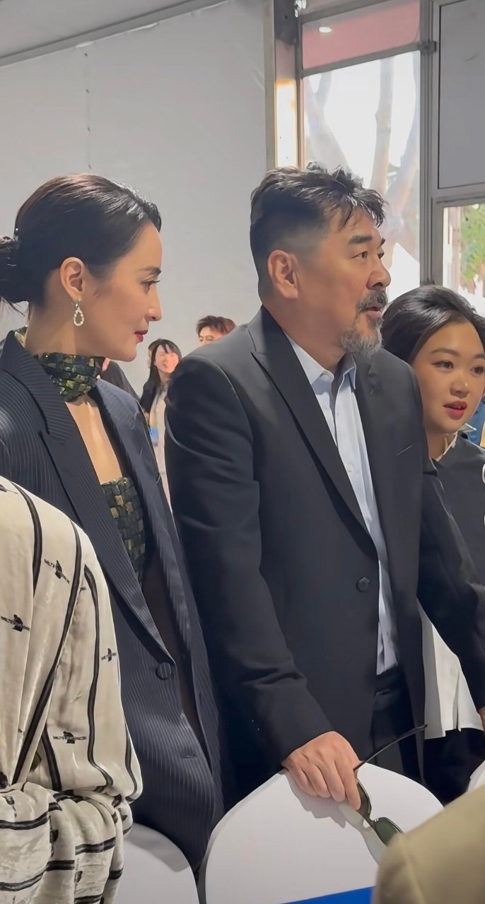 陈建斌属实是把 “盯紧老婆” 刻进 DNA 了，这搂肩姿势笑不活了家人们！ 