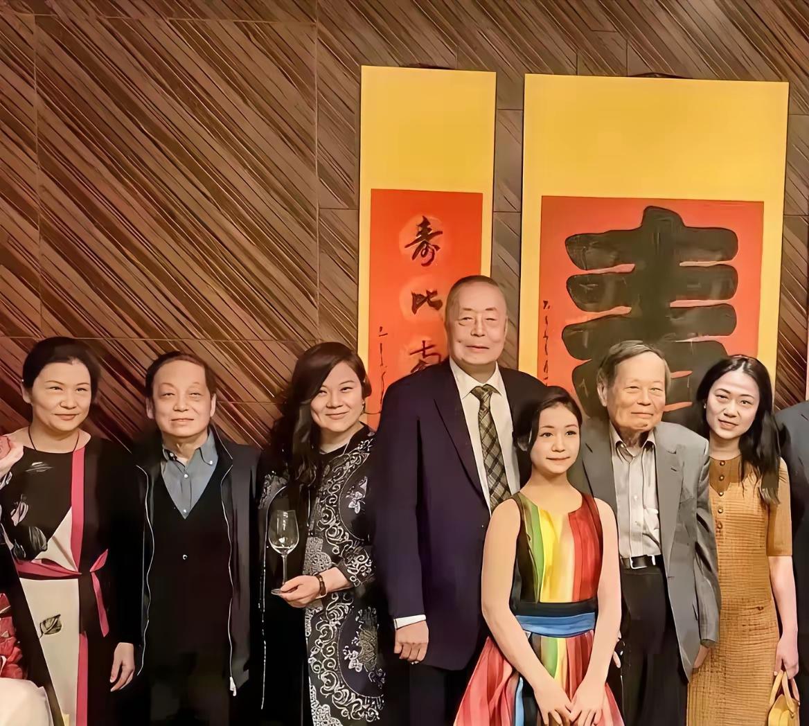 三个事业成功的耄耋老人都娶了孙女辈的女人当老婆，不知是该提倡还是该批判。证实了男