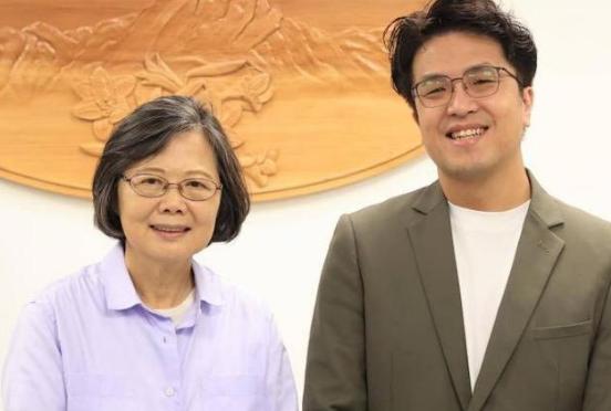 民进党台北市长参选人沈伯洋25日晒出与蔡英文的合照，透露自己特地拜会蔡英文请教台