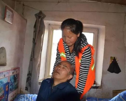 25 岁姑娘领小伙去自家相亲，刚进家门，便觉臭味扑鼻，只见3 个老人躺在炕上不能