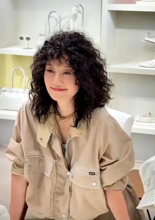 50岁马伊琍爆炸头亮相，神似步惊云看懵网友！为新剧牺牲太大!
妈呀！这还是那个干